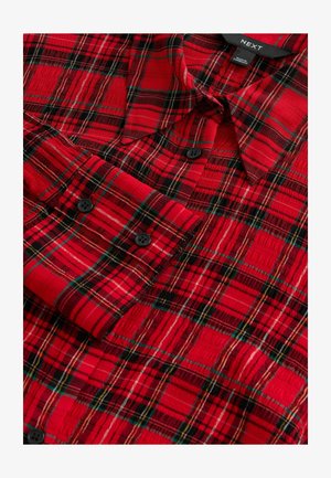 Camicia a quadri rossa in cotone con una superficie testurizzata. Caratterizzata da bottoni neri e colletto standard. Il motivo include sottili linee verdi e bianche.