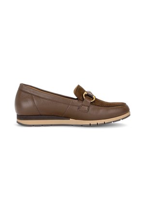 Bruine leren loafer met decoratieve gesp, platte beige zool en gestikte details, van opzij gezien tegen een witte achtergrond.