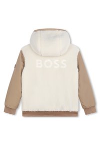 Veste doublée en polaire avec un corps crème et des manches beige. Comprend une capuche, des poignets côtelés et le logo "BOSS" au dos. Texture douce et design décontracté.