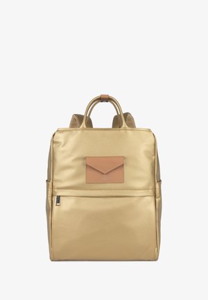 Sac à dos en nylon doré avec une texture lisse, deux poignées de maintien, des sangles réglables et une poche avant en cuir beige. Poche latérale zippée incluse.