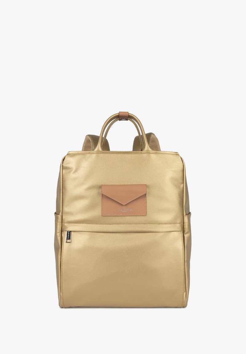Sac à dos en nylon doré avec une texture lisse, deux poignées de maintien, des sangles réglables et une poche avant en cuir beige. Poche latérale zippée incluse.