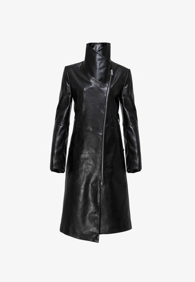 Sort læderfrakke med høj krave, asymmetrisk design, langærmede ærmer og skrå lynlåslukning. Glat tekstur og skræddersyet pasform.