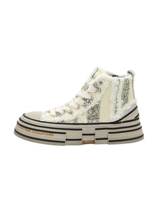 High-Top-Sneaker mit einer strukturierten cremefarbenen Oberseite, silbernen Glitzerakzenten und einer dicken Plateausohle mit schwarzen Streifen und goldenem Schriftzug.