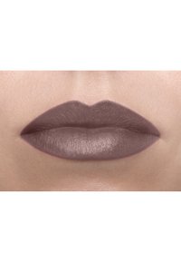 Matte läppstift på fylliga läppar, i en dämpad mauve-nyans. Slät textur med en subtil lyster, mot en ljus hudbakgrund.