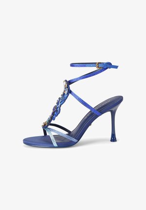 Sandalo blu con tacco alto e cinturino alla caviglia, decorato con strass blu e argentati e con un ornamento sulla fascia anteriore.