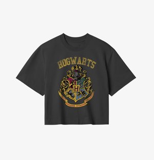 Černé zkrácené tričko se zlatým nápisem "HOGWARTS" a barevným znakem Bradavic, zobrazující složité detaily a vzory.