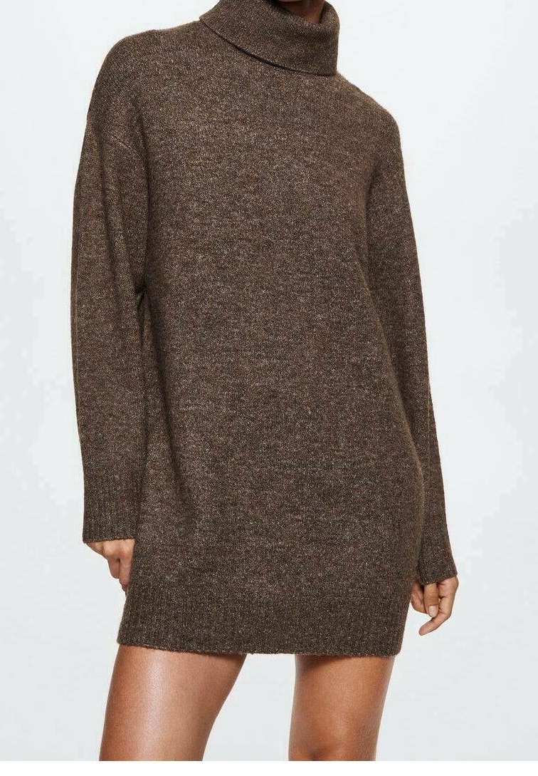 Robe pull marron à col roulé et manches longues portée par une personne, ourlet se terminant au milieu de la cuisse, avec une texture tricotée douce visible.