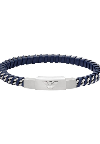 Laivastonsinisestä nahasta valmistettu rannekoru, jossa on punottu muotoilu, metalliosat ja suorakaiteen muotoinen hopeinen vaakuna, jossa on kaiverrettu logo.