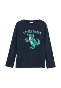 Donkerblauw shirt met lange mouwen, versierd met een groene pailletten-dinosaurusafbeelding met een Kerstmuts en een gift, en de tekst "SANTA ROARS."