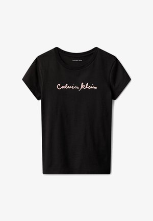 Svart t-skjorte med korte ermer og rund hals, med "Calvin Klein" i lyserosa kursiv font midt på brystet.