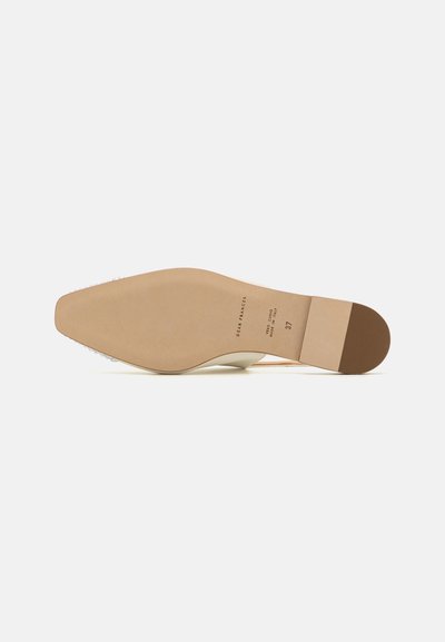 Scarpa beige a punta con tomaia in pelle liscia, tacco sottile e suola in gomma con marchio e taglia.