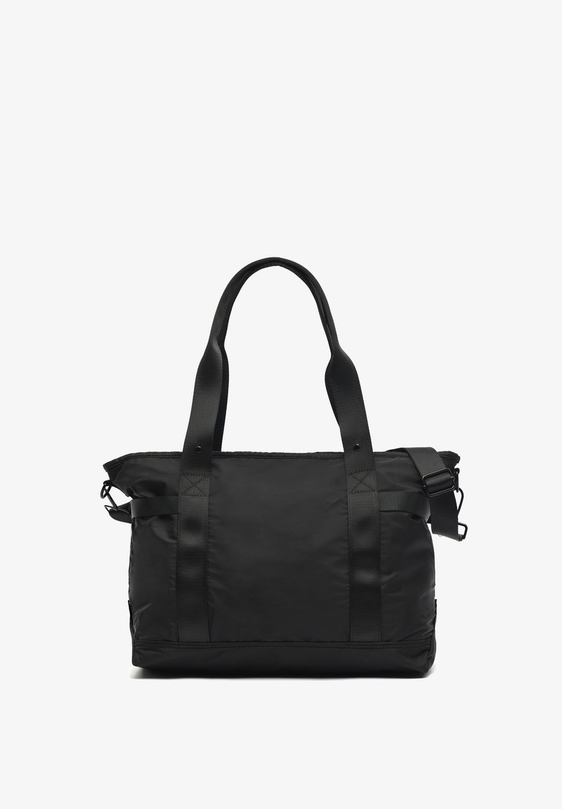 Crna najlonska torba sa dva gornja ručka, podesivim remenom za rame i zatvaračem na zip. Karakterizira je glatka tekstura i minimalistički dizajn.