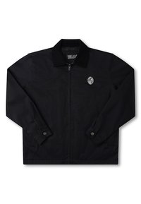 Μαύρο μπουφάν με φερμουάρ, με υφασμένο γιακά, μανσέτες με κουμπιά και διακριτικό έμβλημα στο στήθος. Το υλικό φαίνεται λείο και ανθεκτικό.