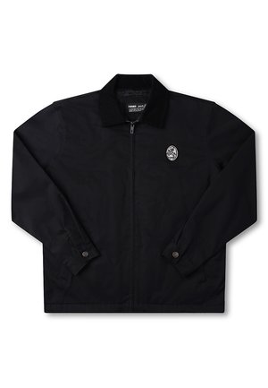 Juoda užsegama striukė su tekstūruotu apykakliu, užsegamais rankogaliais ir subtilia emblema ant krūtinės. Medžiaga atrodo lygi ir patvari.