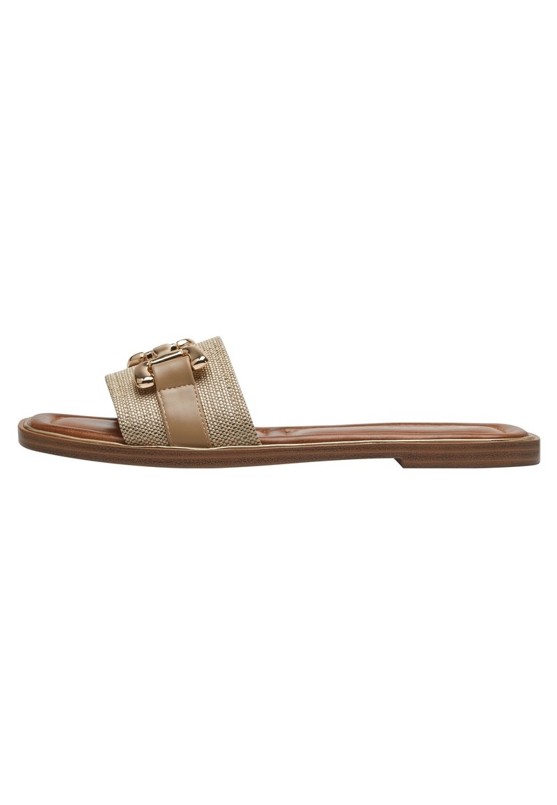 Ciabatta scivolata beige con una fascia intrecciata, caratterizzata da un accento in pelle liscia. La suola è piatta con una leggera curvatura, e ci sono dettagli in metallo dorato.