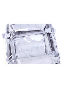 Zaino tattico camouflage grigio con molteplici scomparti con zip, spallacci rinforzati e cinta per attacco. Tessuto texturizzato.