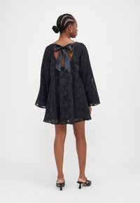 Gina Tricot Petite FLOWY DRESS - Kokteilinė suknelė / vakarėlių suknelė - black