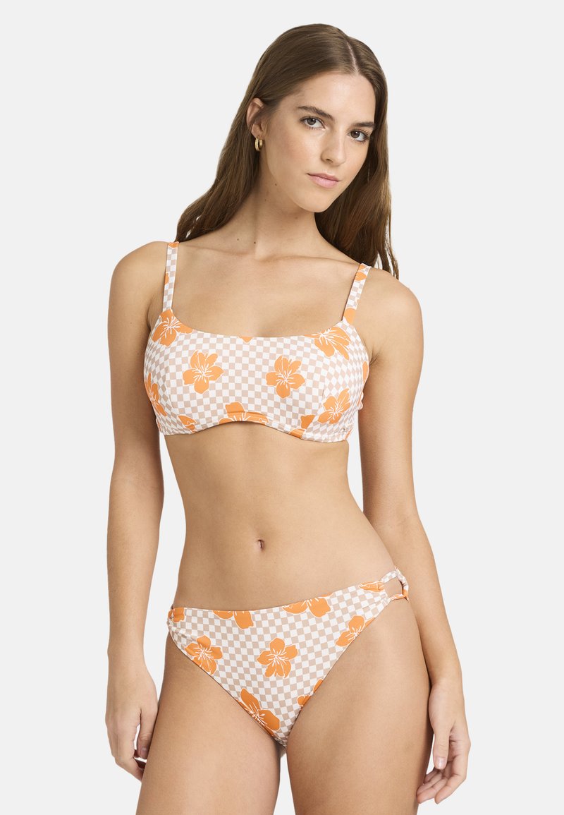 Bikini set met een geruit patroon in licht perzik en wit, met oranje bloemenontwerpen. De top heeft dunne bandjes en een gestructureerd silhouet.