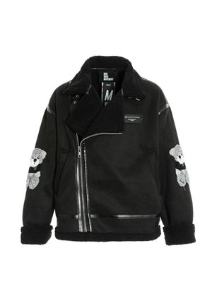 Chaqueta de forro polar negro con cremallera asimétrica, parches de oso de peluche en las mangas y cuello y puños texturizados.