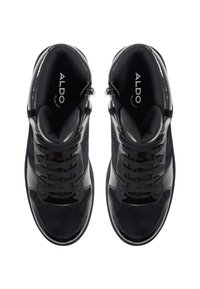 Svarta högtoppsneakers i mesh och lackläder, med snörning framtill och sidogeneration. ALDO-logotypen synlig inuti.