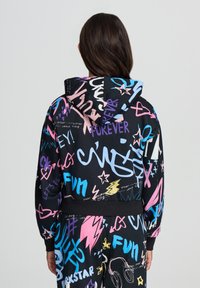 Felpa nera cropped con motivi in stile graffiti multicolore, dotata di cappuccio con lacci e polsini e vita a costine.