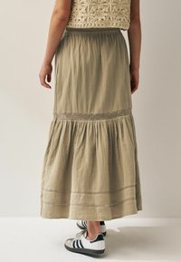 Next TIERED  REGULAR FIT - Jupe longue - khaki green