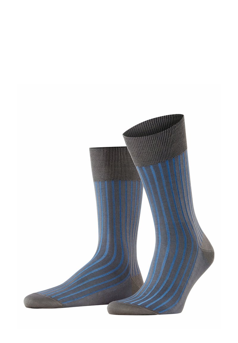 Graue Socken mit blauen vertikalen Streifen, mit einem gerippten Bund und glatter Textur, aufrecht vor einem schlichten weißen Hintergrund positioniert.