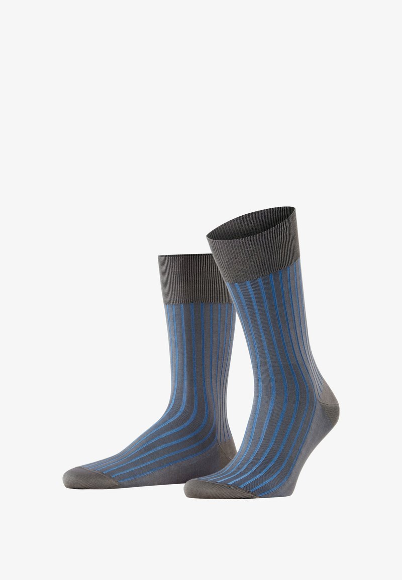 Graue Socken mit blauen vertikalen Streifen, mit einem gerippten Bund und glatter Textur, aufrecht vor einem schlichten weißen Hintergrund positioniert.