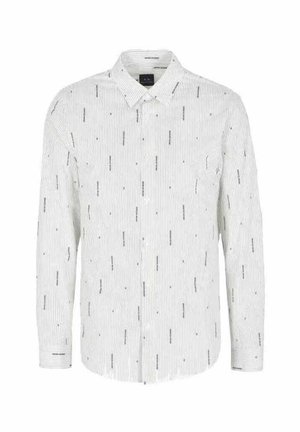 Camicia bianca a maniche lunghe con bottoni, decorata con sottili righe verticali e piccoli motivi testuali neri. Presenta un colletto classico e una tasca sul petto.