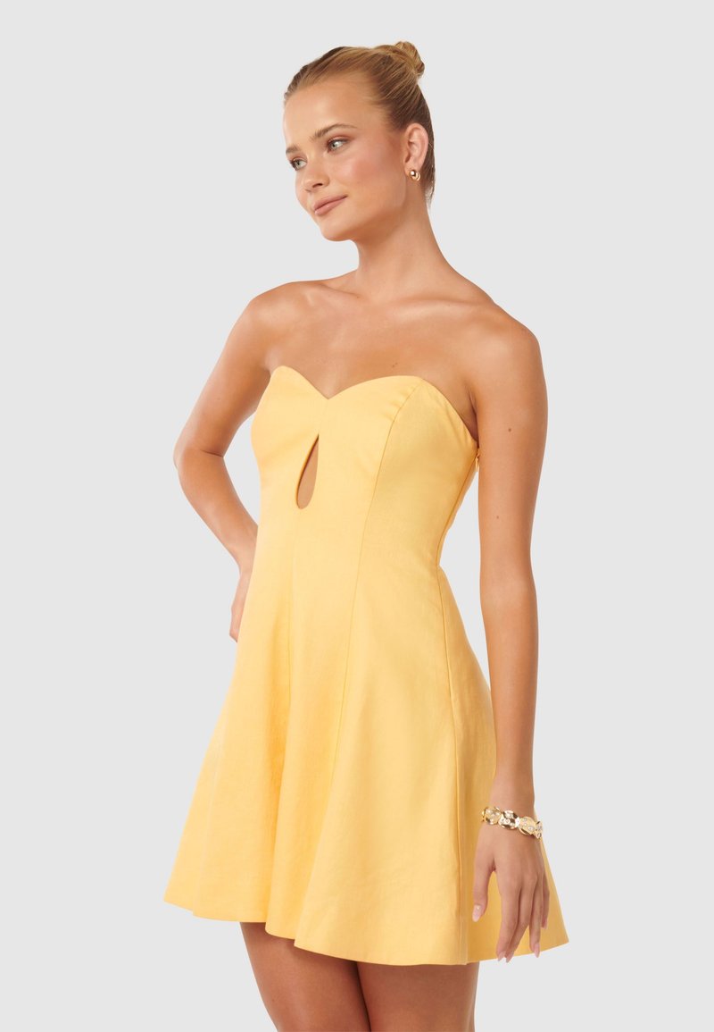 Forever New MARIAM CONTOURED MINI - Cocktailkjole - mango lassi
