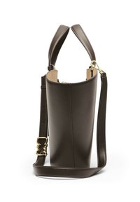 Grand sac seau en cuir marron foncé avec de larges anses supérieures, une bandoulière ajustable et des détails en bouclerie et accessoires dorés.