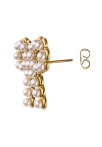 Guldtonet ørering med en klynge af hvide falske perler arrangeret i et gitterlignende design. Inkluderer en lille, bøjet bagside for sikker bæring.