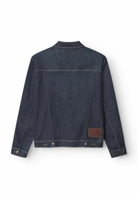 Temno modra denim jakna s klasičnim dizajnom. Ima usklikin ovratnik, dva žepa na prsih in usnjeno oznako na spodnjem delu hrbta. Srebrni dodatki.