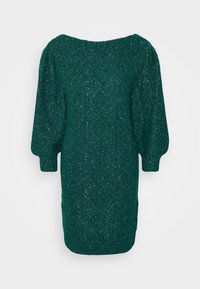 Vestito verde lavorato a maglia con una finitura testurizzata e scintillante. Presenta un colletto a barca e maniche a sbuffo. Il design è di lunghezza media.