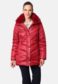 Chaqueta de plumas roja con cuello de pelaje sintético, que presenta patrones de quiltado en diamante y botones a presión, acompañada de una capa interior lisa.