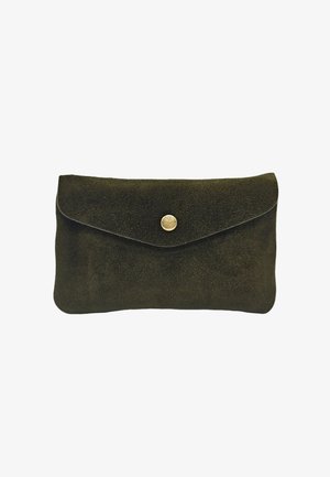 Pochette en daim vert olive avec une fermeture à rabat et un bouton-pression doré. Texture lisse et lignes épurées, forme rectangulaire, design minimaliste.