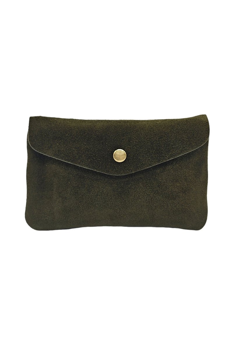Pochette en daim vert olive avec une fermeture à rabat et un bouton-pression doré. Texture lisse et lignes épurées, forme rectangulaire, design minimaliste.