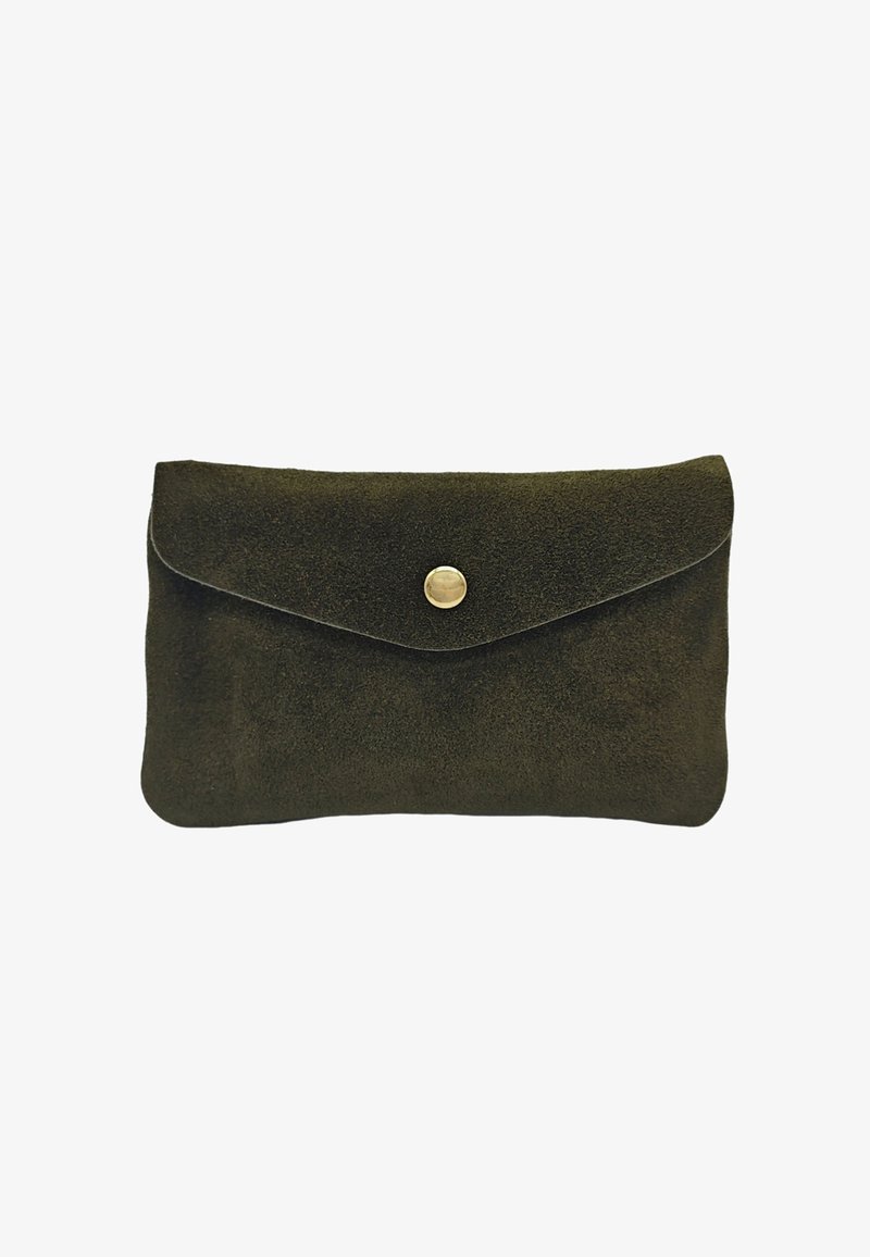 Pochette en daim vert olive avec une fermeture à rabat et un bouton-pression doré. Texture lisse et lignes épurées, forme rectangulaire, design minimaliste.