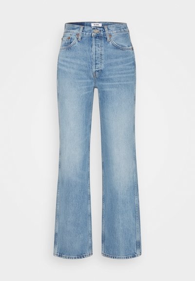 Jeans de brim azul claro, com corte flare, apresentando uma cintura alta, bolsos frontais e um desbotado sutil, com um acabamento limpo e sem embellizações.