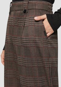 Geruite broek in bruin en grijs met rode accenten, met een hoge tailleband, zijzakken en een gestructureerde stof met een houndstoothpatroon.