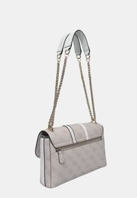 Borsa beige texture con una striscia bianca, tracolla in catena argentata e tasca con zip sul davanti. Presenta una forma morbida e strutturata e un motivo con logo.