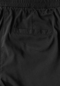 Pantaloni shorts neri realizzati in tessuto leggero, con una vita elastica e una singola tasca posteriore con pattina. Texture liscia, cuciture minime.