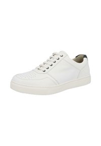 Weiße Low-Top-Sneaker mit perforierter Zehenpartie, Schnürung, genähten Paneelen und schwarzem Akzent am Fersenkragen.