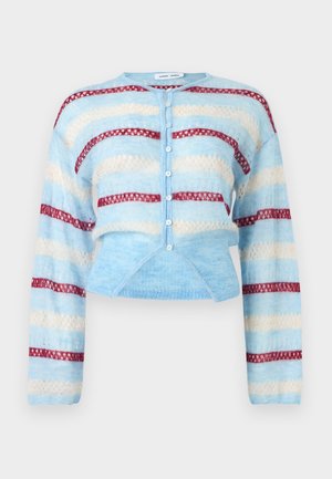 Világoskék kötött kardigán fehér és piros vízszintes csíkokkal, gombos elülső résszel és hosszú ujjakkal.