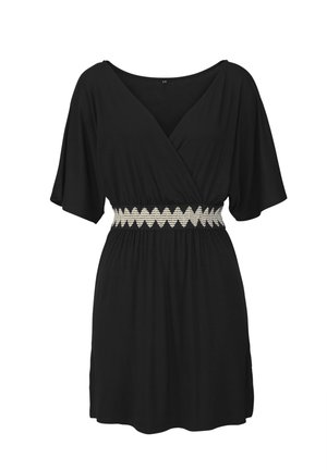 Vestido preto de manga curta envolvente com decote em V e cinto decorativo branco em zigue-zague na cintura, com comprimento até ao joelho.