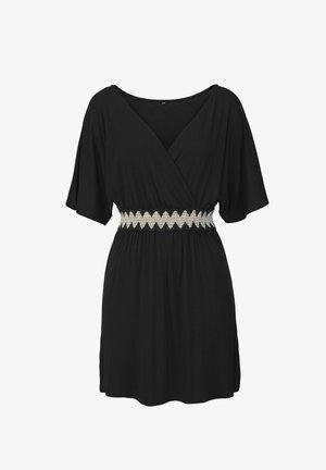 Crna kratka haljina s rukavima do laktova, s V-izrezom i dekorativnim bijelim cik-cak remenom u struku, dužine do koljena.