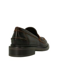 Bruine leren schoenen met een gladde textuur, lage gestapelde hak en decoratieve stiksels op de bovenkant. Ronde achterkant met een iets verhoogde rand.
