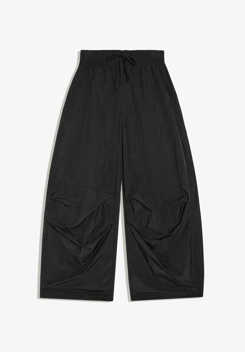 Pantalon noir à jambes larges avec taille élastique et cordon de serrage, avec des détails froncés au niveau des genoux.
