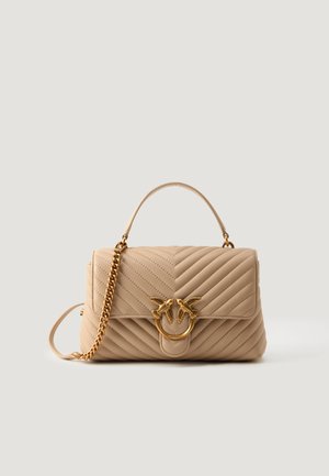Bolso de mano de cuero acolchado beige con asa superior, correa de cadena dorada y cierre decorativo dorado con forma de pájaro en la solapa frontal.