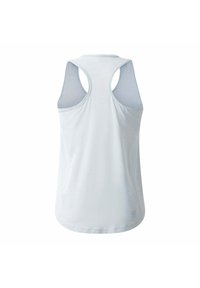 Weißes Sport-Tanktop mit Racerback-Design, glatter Textur und abgerundetem Saum. Minimalistisches Branding befindet sich nahe dem unteren Saum.
